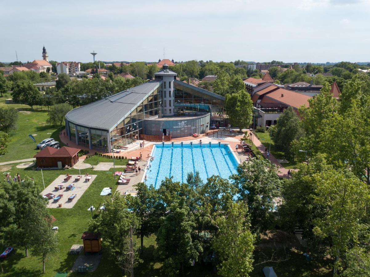 Hotel Kumania Kisujszallas Exterior foto