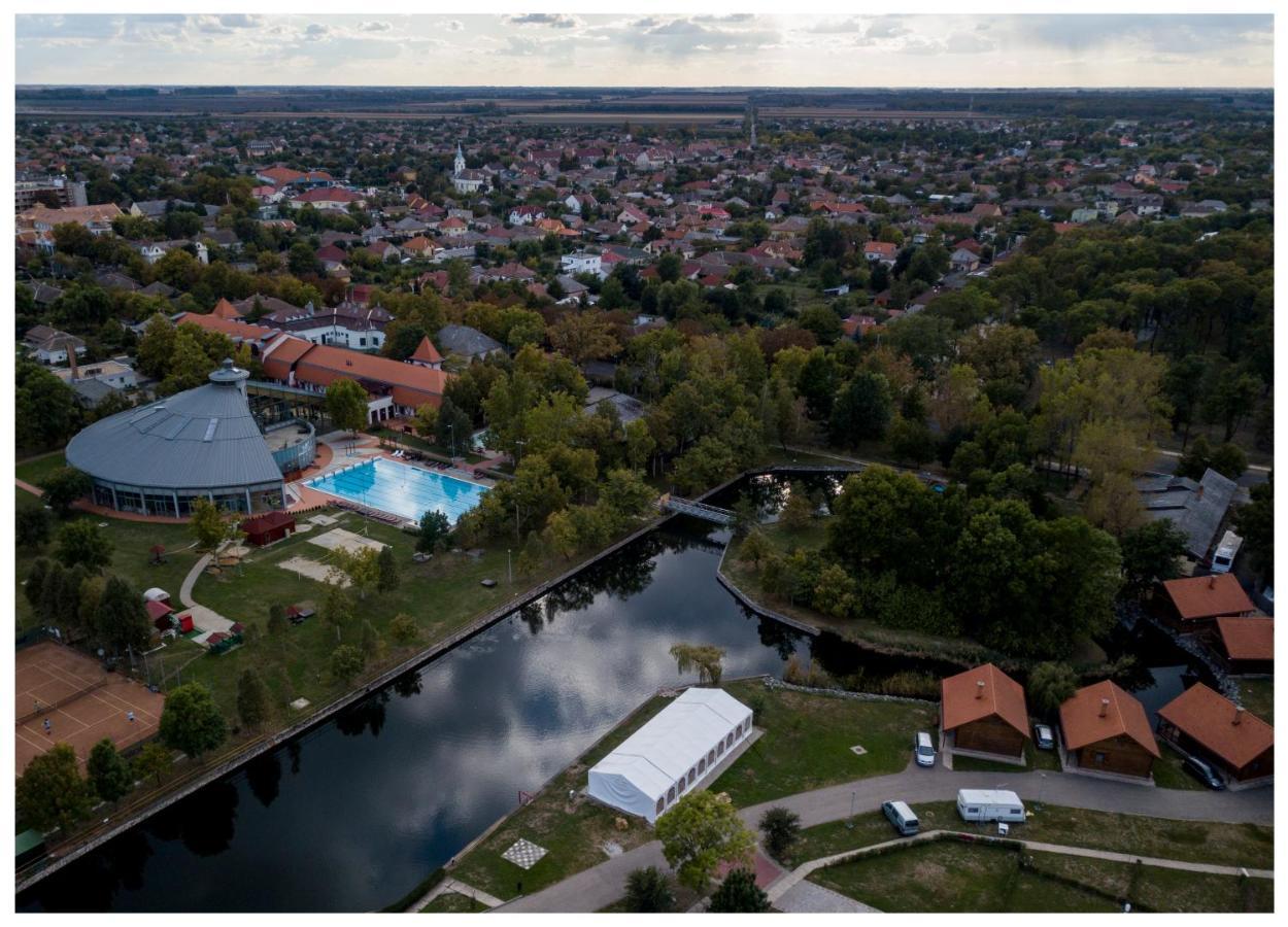 Hotel Kumania Kisujszallas Exterior foto