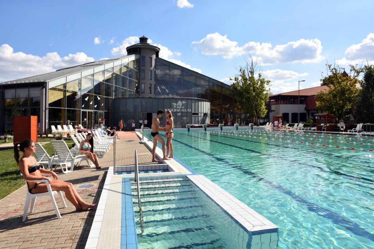 Hotel Kumania Kisujszallas Exterior foto