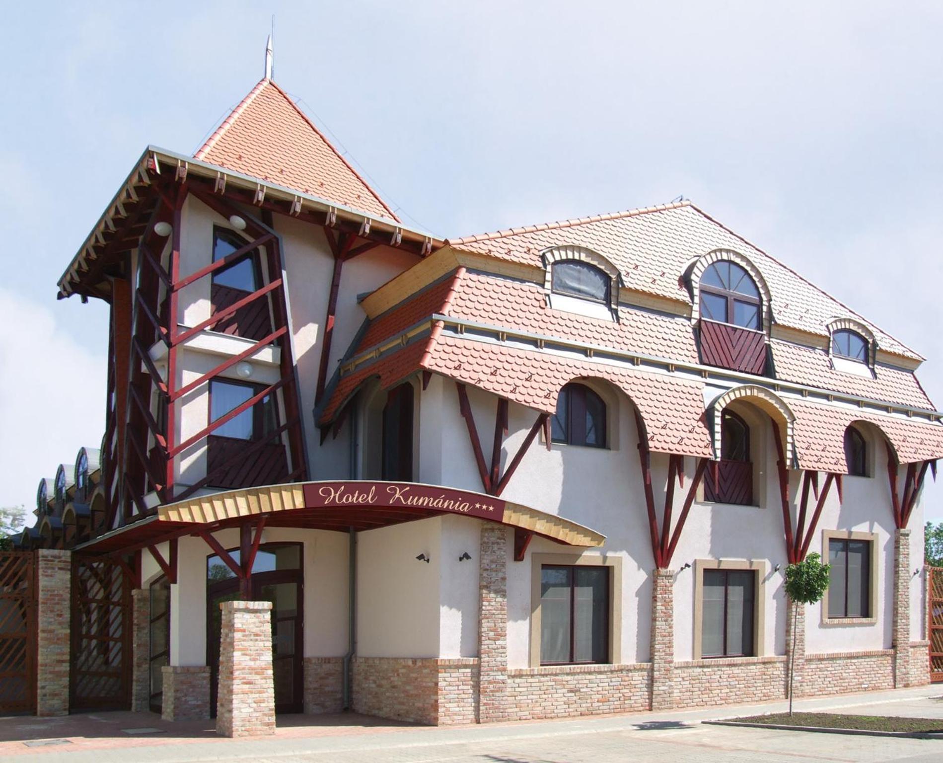 Hotel Kumania Kisujszallas Exterior foto